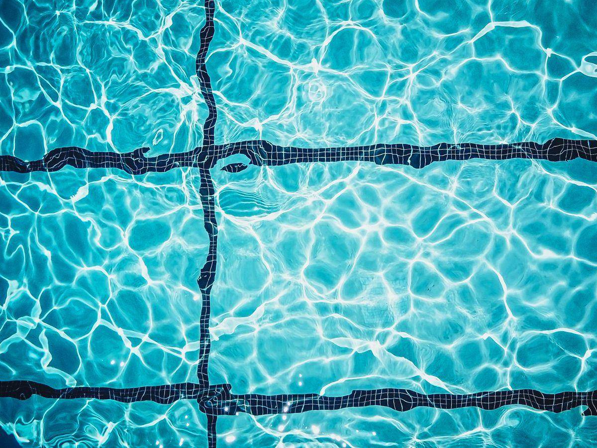 Eau claire et lignes de carrelage d'une piscine entretenue